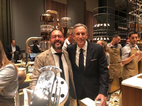 A destra Howard Schultz all'inaugurazione di Starbucks a Milano aglitteringwoman.com