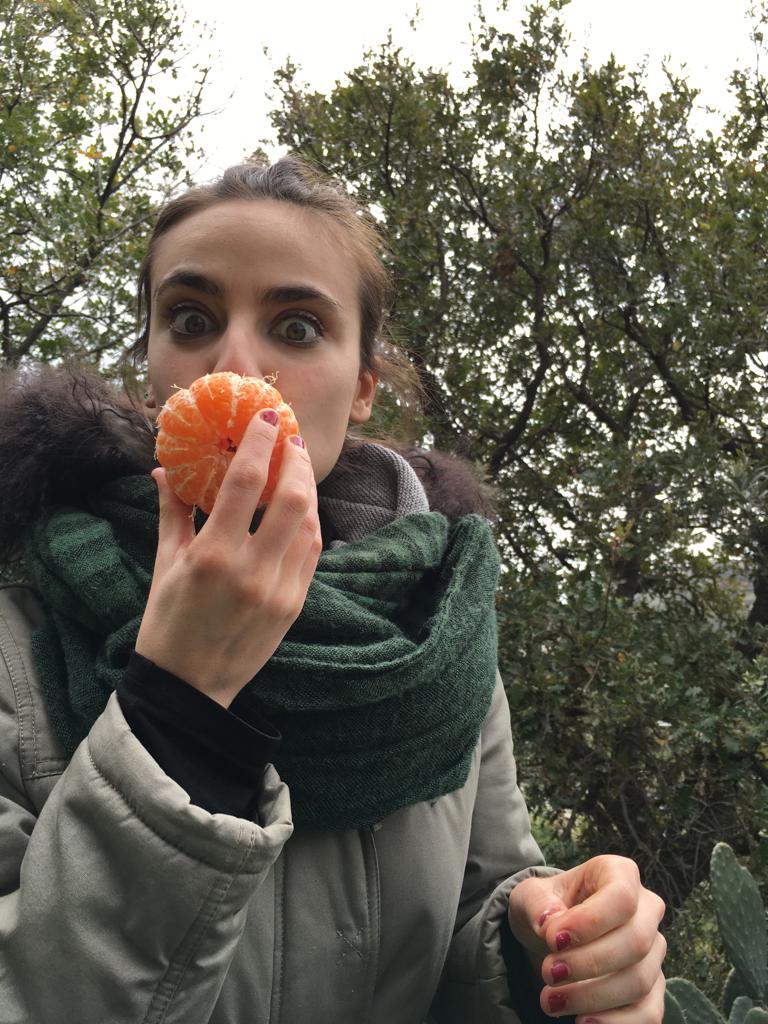 Federica con un'arancia